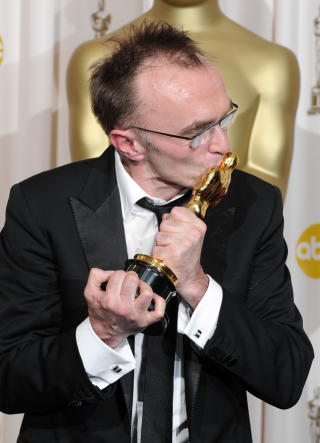 LYKKELIG VINNER: Danny Boyle var en sv�rt forn�yd vinner av regiprisen. FOTO: SCANPIX/AP