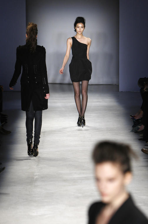 ASYMETRISK: Twent8Twelve ble lansert f�rste gang h�sten 2007 og har p� kort tid g�tt fra � v�re ett billigmerke til � f� kred p� London Fashion Week.  REUTERS/Stephen Hird   (BRITAIN)