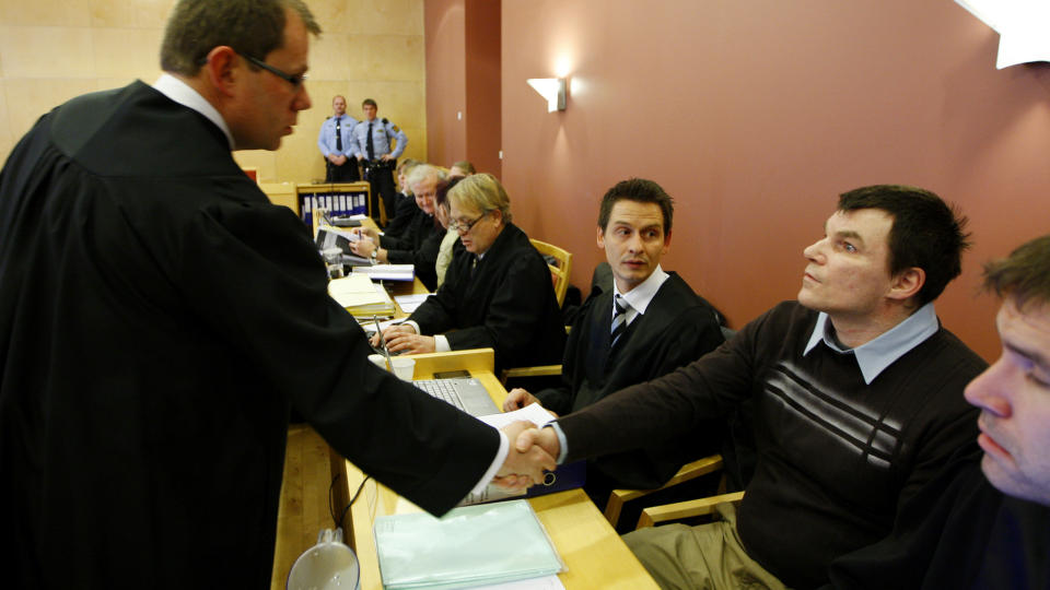 H�NDHILSTE: For en m�ned siden hilste aktor Thorbj�rn Klundseter (til v.) p� drapstiltalte Ronny Kjeldsen i Gj�vik tingrett. I dag satt Kjeldsen og ristet p� hodet da aktor pr�vde � styrke Knut Arne Thorstensens forklaring.
Foto: Erlend Aas / SCANPIX