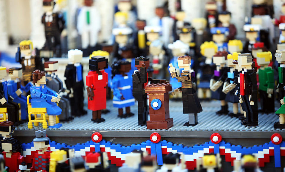 PRESIDENTINNSETTELSE: Barack Obama tas i ed som USAs president - her framstilt i Lego-klosser. Scenen utspiller seg i en miniatyrversjon av Washington D.C. i det kaliforniske Legoland, som ligger i Carlsbad. Foto: VALERIE MACON/AFP/SCANPIX