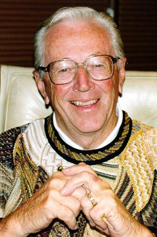 KN�TTENE-ROMANTIKK: Avd�de Charles M. Schulz er mannen bak �Kn�ttene�. Han seilte inn p� boklista i uke sju, med en liten bok med romantiske visdomsord fra Kn�ttene-universet. Foto: SCANPIX /REUTERS/Files