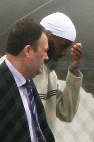 TILBAKE I STORBRITANNIA: Binyam Mohamed (bakerst) kom i dag til den milit�re flyplassen i Northolt, Storbritannia, med et fly fra den amerikanske Guantanamo-basen. Foto: AP