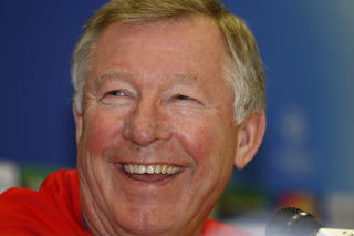 FLEIPET: Sir Alex Ferguson virket ikke affisert av den defensive skadekrisen. Skotten fleipet med � bruke Dimitar Berbatov som sweeper. Foto: Luca Bruno / AP.