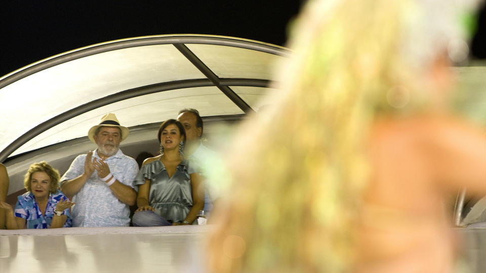 P� SAMBODROME: Brasils president Luiz Inacio Lula da Silva (med hatt) beundrer danserne i paraden under karnevalet i Rio. Foto: AFP PHOTO/Antonio Scorza
