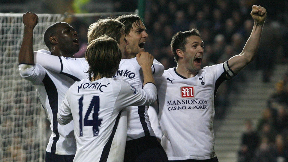 FEIRET: Jonathan Woodgate feirer med lagkameratene etter � ha blitt matchvinner mot Hull. Scoringen er stopperens f�rste for �ret. Foto: Paul Thomas / AP.