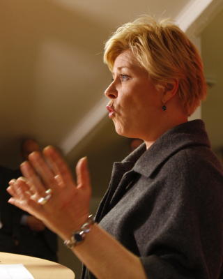 - IKKE SKREMSELSPROPAGANDA: - Dette er ikke skremselspropaganda. Dette er en hverdag som ikke f�r komme til Oslo, sier Siv Jensen.
Foto: Knut Falch / SCANPIX