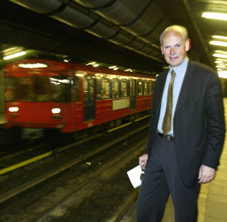 OSLOPOLITIKER: Michael Tetzschner p� perrongen p� t-banestasjon. 
Foto: Bj�rn Sigurds�n / SCANPIX