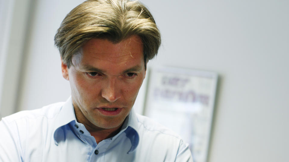 Den Monaco-bosatte investoren Arne Fredly politianmelder en mann han hevder var kilde til en avisartikkel i Finansavisen p� l�rdag. Han mener artikkelen inneholdt �deleggende opplysninger for et oljeprosjekt han er involvert i.