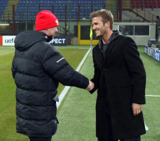 �NSKET VELKOMMEN: David Beckham har ikke hatt mange muligheter til � overv�re Manchester Uniteds kamper siden han forlot klubben i 2003, men han er definitivt p� plass i kveld n�r hans gamle arbeidsgiver gjester Beckhams byrivaler Inter. Sir Alex Ferguson hilste Beckham velkommen og fikk noen r�d med p� veien.Foto: John Peters/Manchester United via Getty Images/All Over Press