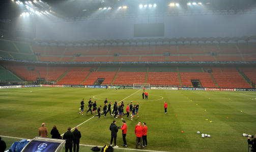 KVELDEN F�R KVELDEN: Europas �yne vil v�re rettet mot Milanon�r Inter er vertsskap for Manchester United  p� mekltige Giuseppe Meazza. De regjerende Champions League-mestrene tok arenaen n�rmere i �yesyn i g�r kveld.Foto: SCANPIX/AFP PHOTO/ANDREW YATES