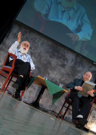 TRYLLEKUNSTNER: James Randi snakker om sin karriere som tryllekunstner p� messen i Blackpool. Han blir intervjuet av den engelske tryllekunstneren Terry Seabrooke. Foto: Helge Fredheim