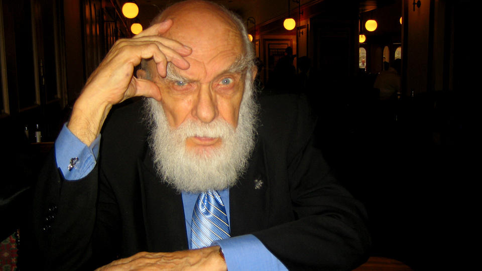 SKEPTISK: James Randi (80) har g�tt i bresjen for � avsl�re folk som hevder de har evner utover det vanlige. Foto: Helge Fredheim