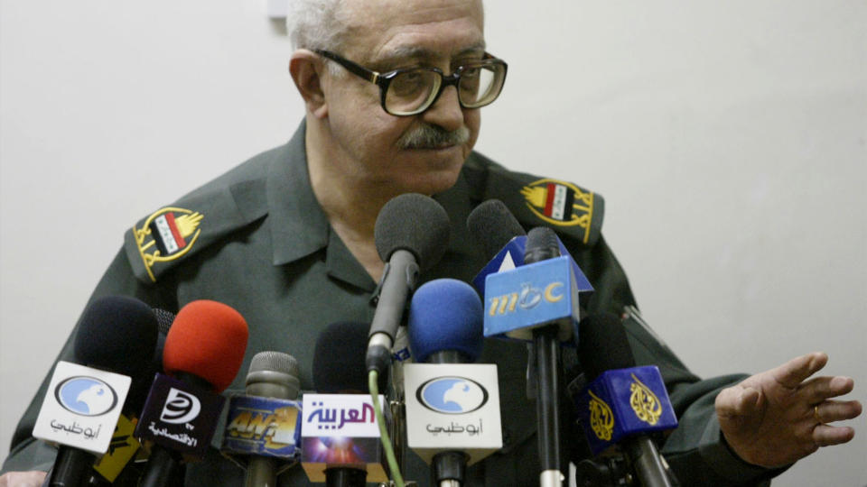SADDAMS ANSIKT MOT VERDEN:  Visestatsminister  Tariq Aziz var den som frontet Saddam Husseins politikk ut mot verden. Her under en pressekonferanse 19. mars i 2003. N� st�r han tiltalt og risikerer d�dsstraff. Foto: SCANPIX/AP Photo/Jerome Delay