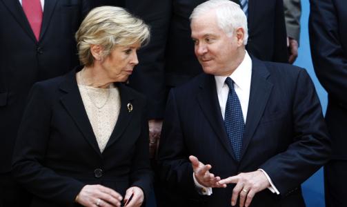 KRITISK MINISTER: USAs forsvarsminister Robert Gates (t.v) har i lang tid v�rt sv�rt kritisk til superflyet F22. Han mener det er p� h�y tid � orientere Pentagon og amerikansk forsvarsindustri mot verden i dag, og ikke en fantasiverden i morgen. Det vil ogs� ramme JSF, sp�r ekspertene. Foto: REUTERS/Pawel Kopczynski / SCANPIX
