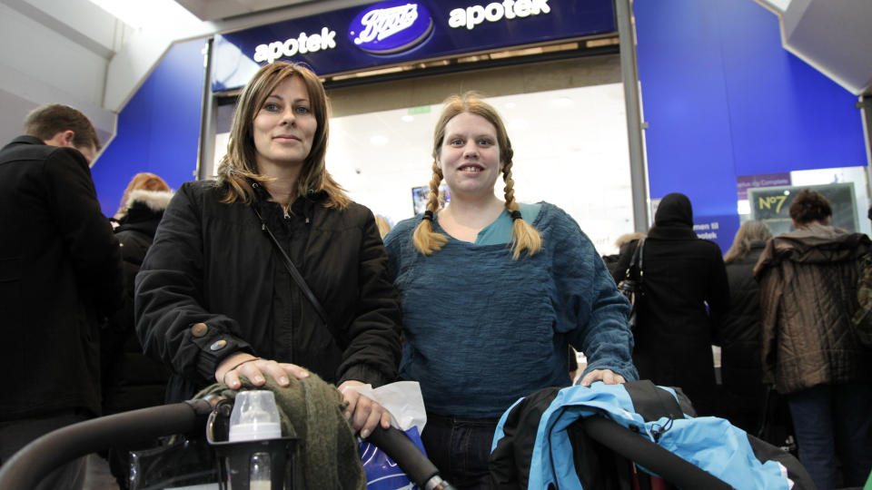  OVERRASKET: - Hvis dette stemmer, tror jeg det vil f� mye � si for renomm�et til Boots, tror Gry Stenslie (t.v) Venninnen Terese Blomberg kj�per kun �konologiske babyprodukter. Foto: Geir B�lstad.