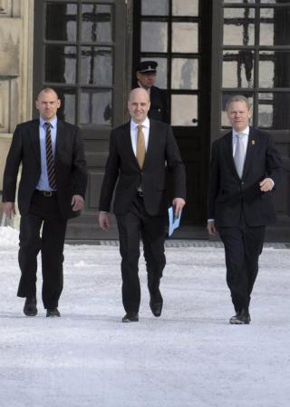 HER KOMMER HAN FOR � F� BESKJEDEN: Den svenske statsministeren Fredrik Reinfeldt ankom Slottet for � f� formell beskjed om forlovelsen i dag. Foto: SCANPIX