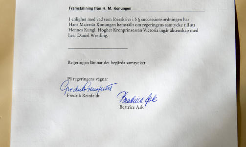 INGEN PROTEST FRA REGJERINGEN: Dokumentet hvor statsminister Fredrik Reinfeldt och justisminister Beatrice Ask godkjenner at kronprinsesse Victoria och Daniel Westling gifter seg. Foto Henrik Montgomery / SCANPIX