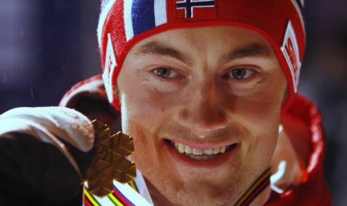 BANER VEI: Nordmenn har begynt � vende seg til m�ten Petter Northug vinner skil�p p�. Ola Vigen Hattestads gull viser at det fortsatt finnes skil�pere som spurter bedre enn Northug.Foto: SCANPIX/AP Photo/Matthias Schrader