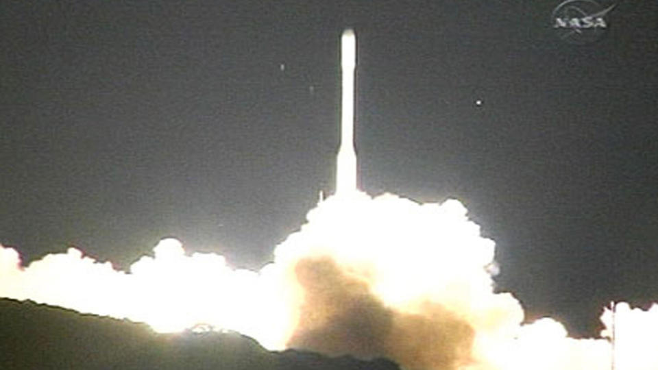 CO2-SATELITT OPP I R�YK: Dette bildet fra Nasa viser satelitten Orbiting Carbon Observatory under oppskyting. Tre minutter senere var den styrtet i havet. Foto: AFP PHOTO/NASA/SCANPIX