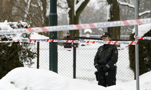 OPPTR�DTE TRUENDE: Mannen truet b�de forbipasserende og politiet med pistol. Foto: Terje Bendiksby / SCANPIX