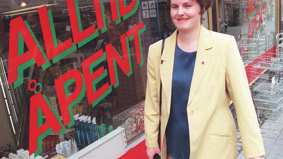 INNF�RT I 1999: Statsr�d Sylvia Brustad fikk gjennomf�rt at de store butikkene m� stenge kl. 21.00 og ikke ha �pent p� s�ndag.  Foto: Aleksander Nordahl/Scanpix