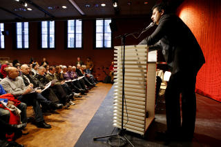 UTFORDRER: Med dagens dialogm�te er meningen � samle til diskusjon om hat og minoriteter. En av dem som har markert seg de siste ukene i debatten om radikal islamisme er Aps partisekret�r Martin Kolberg. Her st�r arrang�r Abid Q. Raja p� talerstolen i Litteraturhuset under et dialogm�te etter Gaza-demonstrasjonene. 
Foto: Erlend Aas / SCANPIX