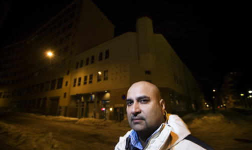 VIL STOPPE MOSKEER: Muslim og politiker Danny G. Chaudhry vil gi Oslo moske-stopp. Her foran moskeen i Urtegata i Oslo. Foto: HENNING LILLEG�RD