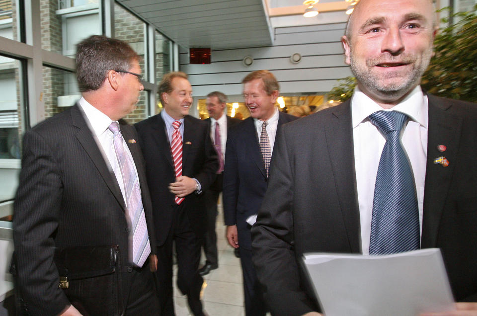 BRUKTE VERKT�YKASSEN: N�ringsminister Dag Terje Andersen (til h�yre) og regjeringen brukte i 2007 4,8 milliarder kroner p� � handle aksjer Aker-systemet. P� bildet, fra venstre, administrerende direkt�r i Aker konsernet Leif Arne Lang�y, bak:  Kjell Inge R�kke, og styreleder i Saab Marcus Wallenberg, bakerst Saabs konsernsjef �ke Svesson.
Foto: Heiko Junge / SCANPIX .