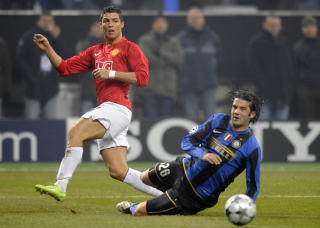 AKTIV: Ronaldo hadde flere sjanser for United. Her sl�r han et innlegg Park aldri n�dde frem p�.  Foto: Damien Meyer / AFP.