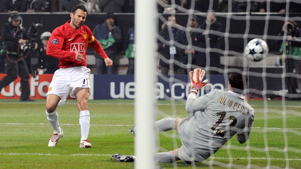 SKJ�T: Ryan Giggs vendte vekk Rivas, satte fart mot m�let, og skj�t. Det sp�rs om ikke veteranen burde sl�tt inn i stedet. Foto: Andrew Yates / AFP.