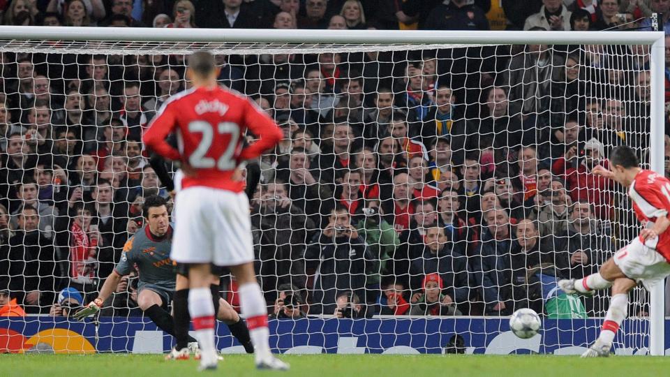 STRAFFET ROMA: Robin Van Persie ble felt, og tok straffen selv. Den satte han sikkert bak Doni. Foto: AFP.