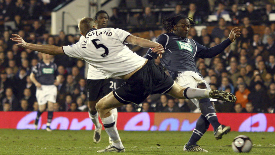 VIDERE: Brede Hangeland, her i duell med Swanseas Jason Scotland, er videre til kvartfinale i FA-cupen. Foto: Tom Hevezi / AP.