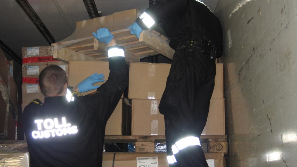 REKORDBESLAGET: Her beslaglegger Tollvesenet rekordmye 392 kilo hasj. Foto: TOLLVESENET