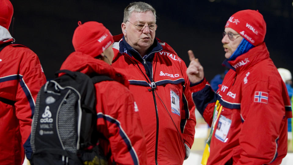 SP�R U�R I SPONSORMARKEDET: Sponsorsjef i DnB NOR, Jacob Lund (midten), sp�r at 300 millioner kroner i sponsormidler vil forsvinne fra norsk toppfotball i �r. Her sammen med president i Norges Skiskytterforbund, Tore B�yg�rd (til h.) og generalsekret�r Rakel Rauntun (til v.) under VM i Pyeongchang.
Foto: Heiko Junge / SCANPIX