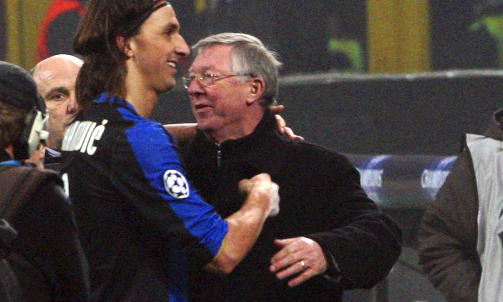 ZLATAN-KOS: Alex Ferguson fikk ikke noe h�ndtrykk av Jose Mourinho, men ser ut til � v�re godt forn�yd med en omfavnelse fra Zlatan Ibrahmovic i stedet.Foto: Alessandro Bianchi, Reuters/Scanpix