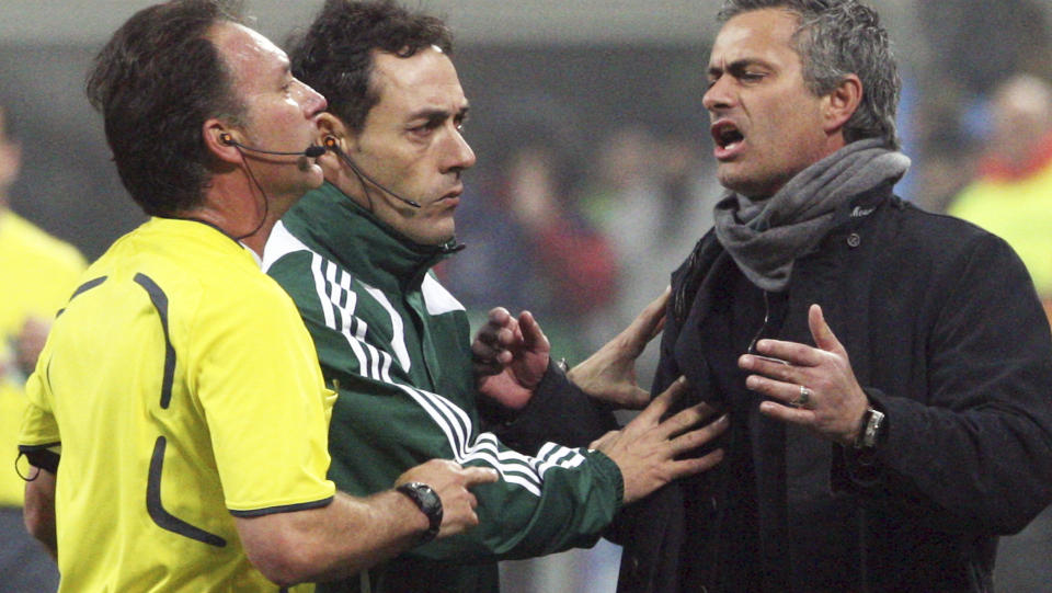 MISFORN�YD: Inter-trener Jose Mourinho var ikke bare enig med dommer Luis Medina Cantalejo under g�rsdagens (Champions League-m�te med Manchester United.Foto: Alessandro Bianchi, Reuters/Scanpix