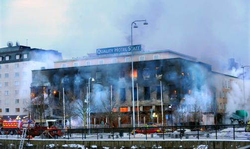 ETTERSLUKKING: Brannvesenet jobber n� med � etterslukke brann i Eskilstuna.
Foto: Conny Sill�n / SCANPIX