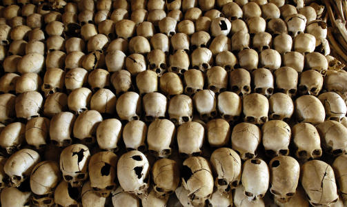 INGEN BLE SPART: I tilegg til regjeringsh�ren og hutu-militsen, deltok i stor grad vanlige folk i den systematiske utryddelsen av tutsiene. N�rmere en million mennesker ble drept. FOTO: AFP PHOTO/GIANLUIGI GUERCIA