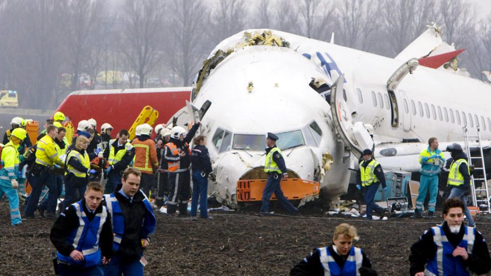 MANGE OVERLEVENDE: Utrolig nok ser det ut til at de fleste passasjerene overlevde det voldsomme krasjet ved Schiphol-flyplassen. Foto: MARCEL ANTONISSE / AFP / SCANPIX