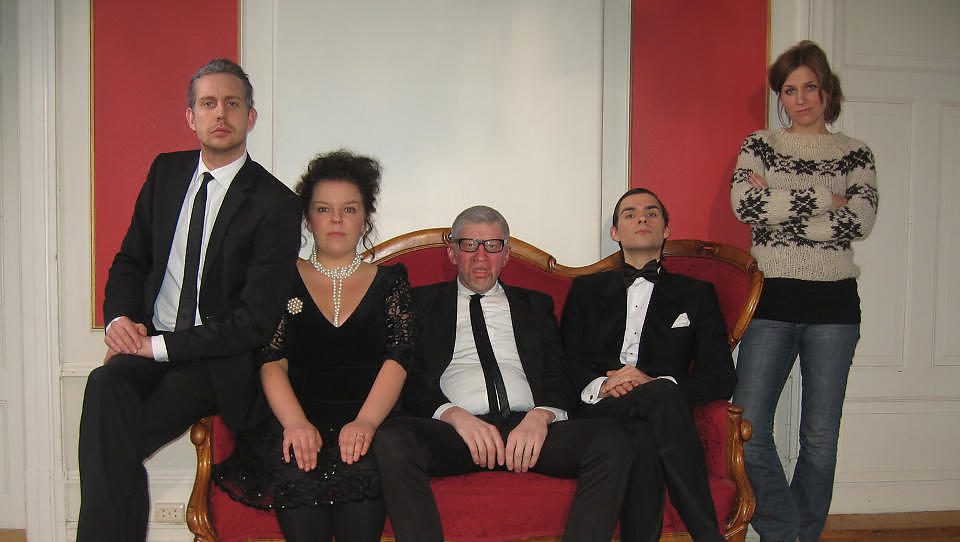 FORSKR�KKELSEN: Hele �Torsdag kveld fra Nydalen�-ensemblet samlet til innspillingen av sketsj-serien �Forskr�kkelsen�. F.v. Morten Ramm, Else K�ss Furuseth, Odd-Magnus Williamson, Henrik Thodesen og Guri Solberg. Foto: TV 2