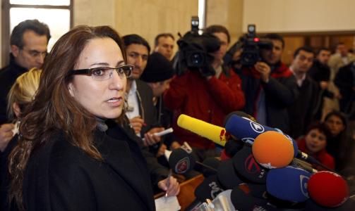 P�R�RENDE: Nilufer Akbas er s�steren til Erol Zafer Akbas som var passasjer p� ulykkesflyet. Foto: EPA/SCANPIX