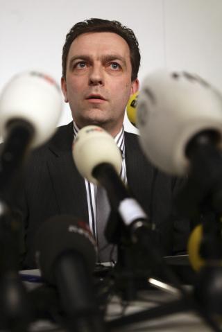 BORGERMESTER: Michel Bezuijen, fungerende borgermester i Haarlemmermeer, holdt pressekonferanse etter ulykken. Foto:AP/SCANPIX