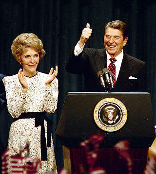 FORGJENGER: Ogs� Ronald Reagan, her med kona Nancy etter � ha blitt gjenvalgt i 1984, snudde pessimisme til optimisme etter at han tiltr�dte, p� samme m�te som Obama n� pr�ver � gj�re. Foto: AP/SCANPIX