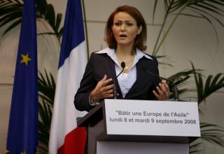 M�TTE OFRE: Justisminister Nebahat Albayrat har sammen med statsminister Jan Peter Balkenende bes�kt overlevende etter flyulykken p� sykehus. Foto: EPA/SCANPIX