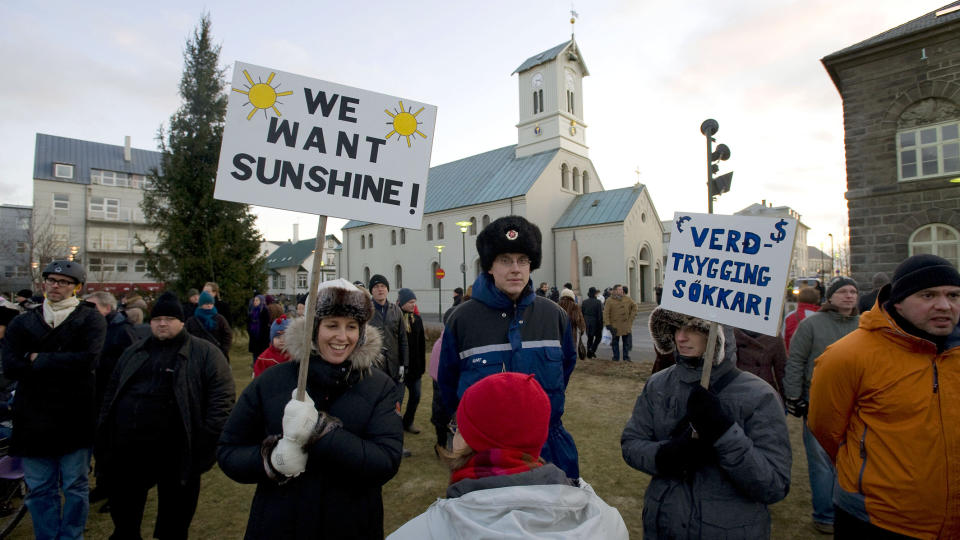 DEMONSTRASJON:Islendinger demonstrerer mot myndighetene 29. november i Reykjavik over Islands dype finansielle krise. Denne dagen m�tte hele 4500 personer opp i gatene og krevde nytt valg av lederskapet. AFP PHOTO / HALLDOR KOLBEINS