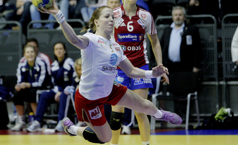 I �R SOM I FJOR: Larviks Heidi L�ke i aksjon under cupfinalekampen mellom Larvik og By�sen i Oslo Spektrum i fjor. I �r m�tes de igjen i finalen. Foto: Stian Lysberg Solum / SCANPIX