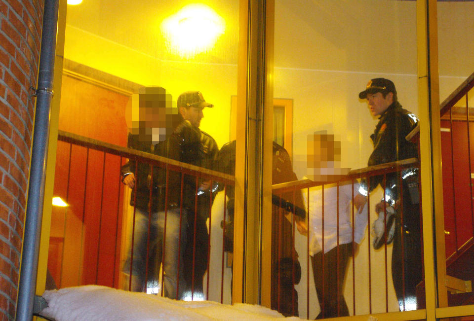 BR�T SEG INN I LEILIGHETEN: Ni personer ble p�grepet i politiaksjonen. Foto: Daniel Laabak