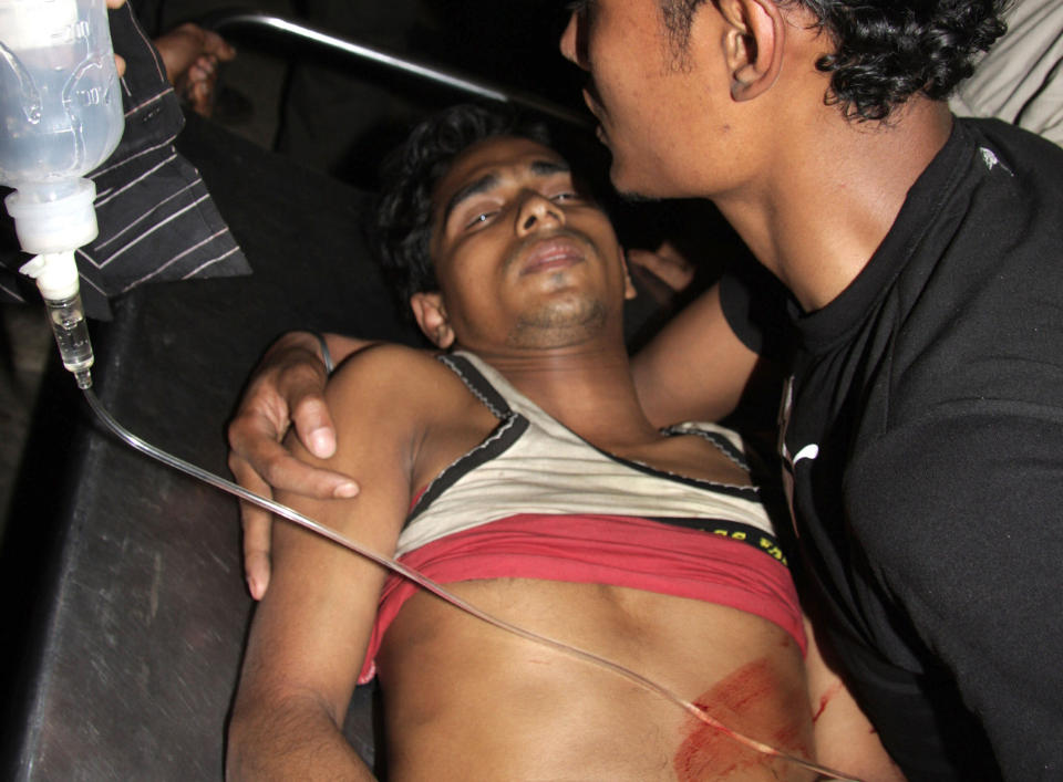 SKADD: En uidentifisert mann er skadd og fraktes til sykehus etter at bangladeshiske grensesoldater gikk til oppr�r over l�nnsforhold. Totalt 50 personer skal ha blitt drept og rekke skadd, if�lge myndighetene. Foto: SCANPIX/AFP PHOTO/STR