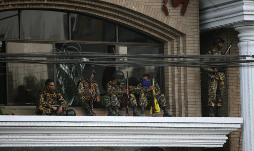 TOK TIL V�PEN: Mytteristene beiret hovedkvarteret til Bangladesh Rifles (BRD) Foto: SCANPIX/ REUTERS/Andrew Bira