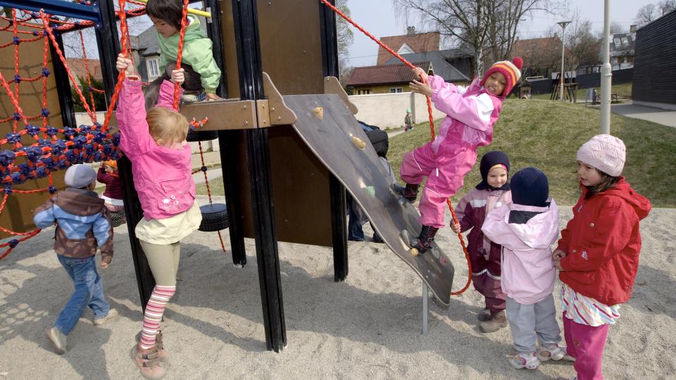 HER B�R ALLE F� V�RE: Det mener Fordelingsutvalget, som vil gi alle barn gratis kjernetid i barnehagen. De vil ogs� ha en h�yere barnetrygd og fjerne kontantst�tten. Foto: Heiko Junge/Scanpix